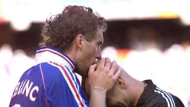 French defender Laurent Blanc (L) kisses French goalkeeper Fabien Barthez after scoring the first golden goal in World Cup history to give France a 1-0 win 28 June at the Felix Bollaert stadium in Lens, northern France, after the 1998 Soccer World Cup second round match between France and Paraguay.   (ELECTRONIC IMAGE)    AFP PHOTO / AFP PHOTO / PHILIPPE HUGUEN