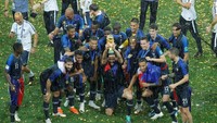 Adil Rami mengangkat trofi Piala Dunia. Hari ini kumisnya kembali membawa keberuntungan bagi Prancis. Reuters/Maxim Shemetov.