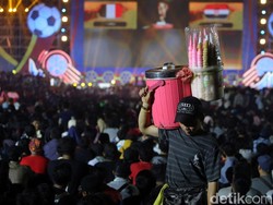 Nobar yang dipadati penonton ini dimanfaatkan pedagang untuk mengais rezeki.
