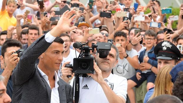 Cristiano Ronaldo mendapat sambutan meriah ketika mengunjungi Turin dalam sesi perkenalan setelah resmi ditransfer dari Real Madrid.
