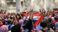 Meski Kroasia kalah, fans mereka masih bisa meluapkan kegembiraan dengan bernyanyi dan melompat-lompat di dalam stadion. M Resha Pratama/detikSport, taken with OPPO F7.