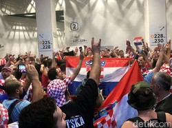 Meski Kroasia kalah, fans mereka masih bisa meluapkan kegembiraan dengan bernyanyi dan melompat-lompat di dalam stadion. M Resha Pratama/detikSport, taken with OPPO F7.
