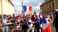Seperti inilah rupa-rupa bahagia warga dan suporter Perancis merayakan kemenangan Griezmann cs yang antarkan Perancis menjadi juara Piala Dunia 2018. Jean-Paul Pelissier/Reuters.