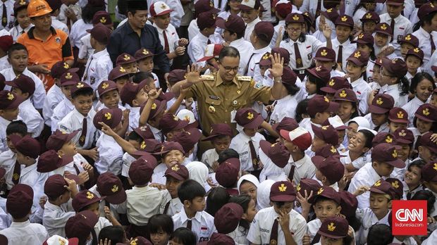 Gubernur DKI Jakarta Anies Baswedan meninjau langsung hari pertama sekolah di SDN Kampung Melayu 01/02, Jatinegara, Jakarta Timur. Senin, 16 Juli 2018. Hari ini merupakan hari pertama masuk sekolah tahun ajaran baru 2018/2019. CNNIndonesia/Adhi Wicaksono.