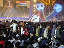 Para penggila bola tumplek di Lapangan Sunburst BSD.