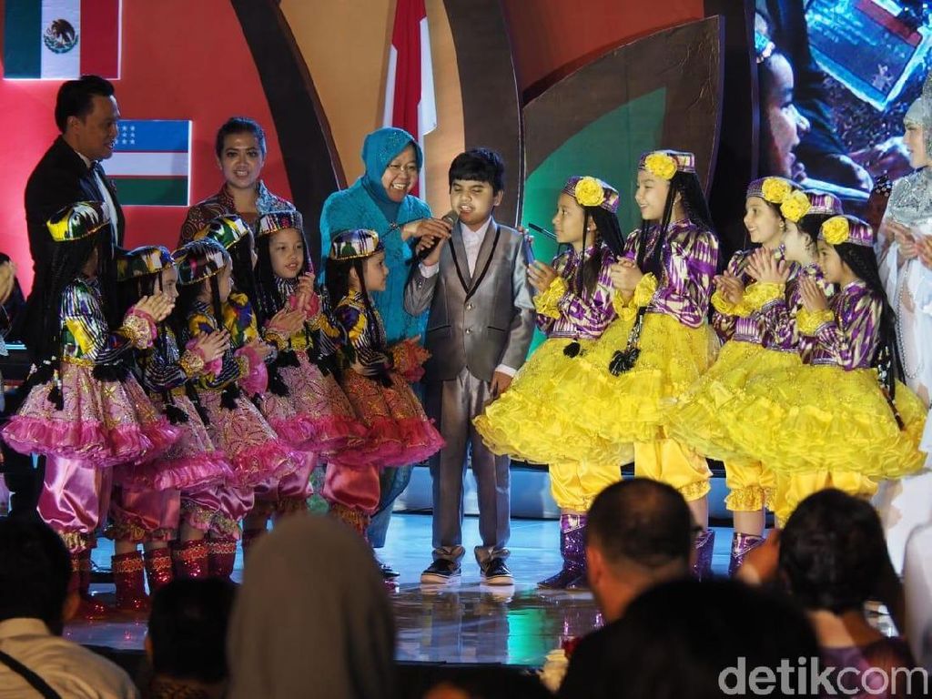 Risma Tunjukkan Ini ke Delegasi Surabaya Cross Culture di Gala Dinner Risma Tunjukkan Ini ke Delegasi Surabaya Cross Culture di Gala Dinner