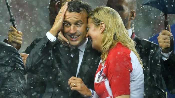 Di bawah hujan lebat, Presiden Kroasia dan Presiden Prancis terlihat akrab dalam prosesi penyerahan Piala Dunia 2018 (REUTERS/Dylan Martinez) Di bawah hujan lebat, Presiden Kroasia dan Presiden Prancis terlihat akrab dalam prosesi penyerahan Piala Dunia 2018 (REUTERS/Dylan Martinez)