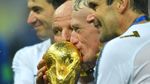 Setelah Dua Dekade, Deschamps Kembali Kecup Trofi Piala Dunia