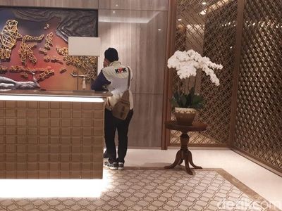 Foto: Penyidik KPK Geledah Kantor PLN Pusat