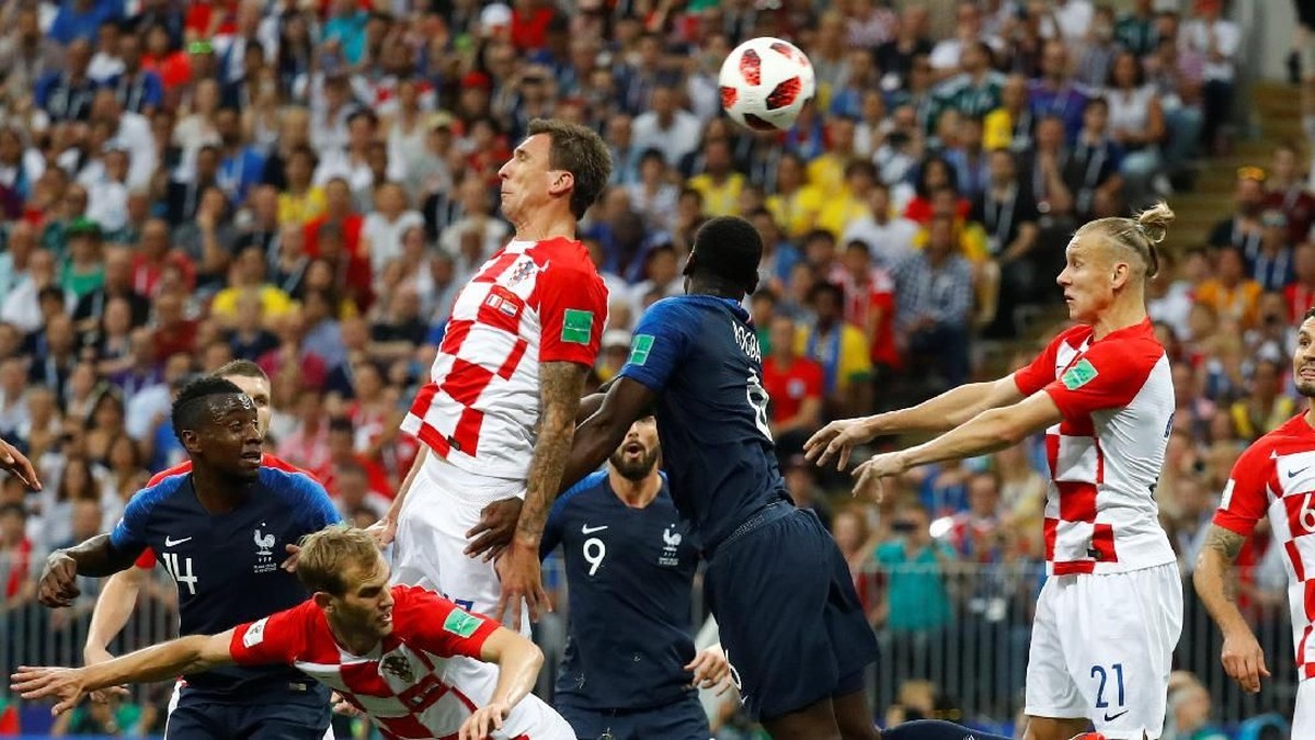 Mario Mandzukic melesakkan gol bunuh diri. (Foto: Kai Pfaffenbach/Reuters)