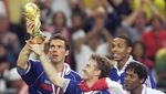 Setelah Dua Dekade, Deschamps Kembali Kecup Trofi Piala Dunia