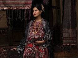 Pakai Tas Gucci, Gaya Kahiyang Ayu Pertamakali Nonton Jakarta Fashion Week