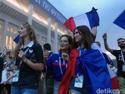 Fans Prancis pun bersukacita usai keberhasilan negaranya merebut trofi Piala Dunia keduanya. Trofi pertama adalah di tahun 1998. M Resha Pratama/detikSport, taken with OPPO F7.