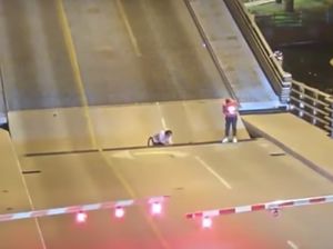 Bikin Panik, Pesepeda Jatuh ke Celah Jembatan Otomatis di AS Bikin Panik, Pesepeda Jatuh ke Celah Jembatan Otomatis di AS