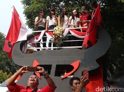 Cewek Cantik dan Ondel-ondel Meriahkan Pendaftaran Bacaleg PDIP