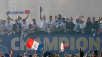 Antoine Griezmann dan kawan-kawan memakai kaus putih dengan dua bintang di dada mereka. Sebuah simbol Prancis sekarang sudah punya dua gelar juara dunia. Foto: Charles Platiau/Reuters