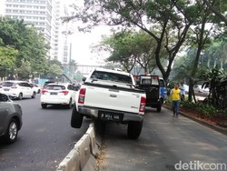 Hindari Tabrakan, Mobil Ini Nyangkut di Separator Jl Sudirman