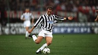 Semasa masih bermain di Juventus (1991–2004), Antonio Conte identik dengan nomor punggung 8 walaupun di awal kariernya bersama Bianconeri juga pernah terlihat pakai nomor-nomor lain di beberapa kesempatan, di antaranya nomor 7. (Foto: Allsport UK /Allsport)