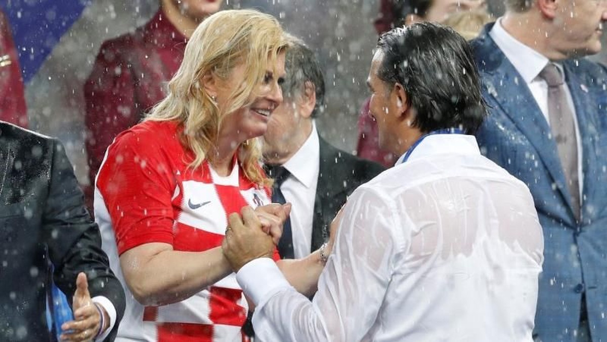 Kolinda Grabar-Kitarovic bersama pelatih Timnas Kroasia, Zlatko Dalic. (Foto: REUTERS/Darren Staples)