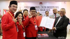 Daftarkan Bacaleg ke KPU, PDIP Kompak Salam Metal