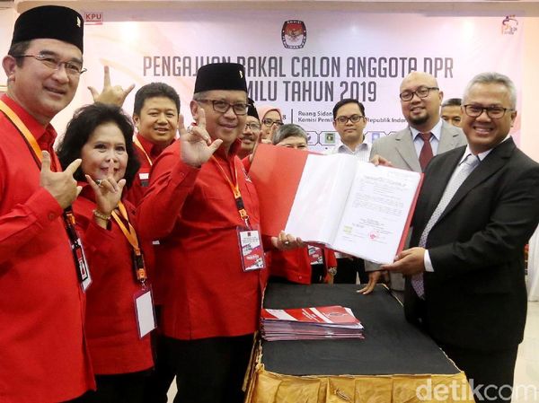 Daftarkan Bacaleg ke KPU, PDIP Kompak Salam Metal