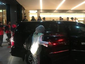 Video: KPK Bawa 3 Kardus dan 3 Koper Usai Geledah Kantor PLN Video: KPK Bawa 3 Kardus dan 3 Koper Usai Geledah Kantor PLN