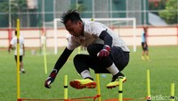 Pemuda berusia 21 tahun itu memiliki perawakan kecil dan kurus untuk ukuran penjaga gawang. Tingginya cuma 174 centimeter. Tapi untuk urusan goalkeeping, Awan memiliki keistimewaan. 