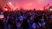 Di sini, lautan manusia dalam kostum merah-putih-biru dengan antusias mengelu-elukan tim besutan Zlatko Dalic itu. Foto: Antonio Bronic/Reuters