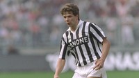 Andreas Moeller membela Juventus era 1992–1994. Mantan pesepakbola yang membantu Jerman Barat juara Piala Dunia 1990 itu pun pernah terlihat memakai nomor 7 pada musim 1992/1993 (selain juga nomor 11 dan 10). (Foto: Shaun Botterill/Allsport)