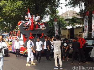 Mobil Banteng dan Ondel-ondel Meriahkan Pendaftaran Bacaleg PDIP Mobil Banteng dan Ondel-ondel Meriahkan Pendaftaran Bacaleg PDIP