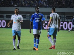 Di babak kedua, Persib kesulitan menambah gol. Striker Ezechiel NDouassel tampak frustrasi untuk menembus lini belakang Persela. (Foto: Wisma Putra/detikSport)