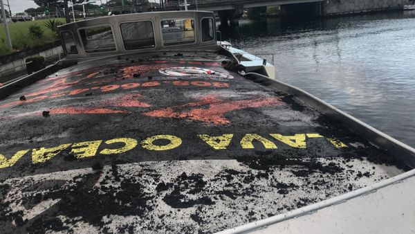 Penampakan Kapal Wisata yang Terkena Bom Lava di Hawaii