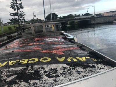 Penampakan Kapal Wisata yang Terkena Bom Lava di Hawaii