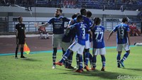 Itu menjadi gol keenam Bauman di Liga 1 2018. Pemain Persib lainnya lantas merayakan gol itu bersama-sama di pinggir lapangan. Skor 1-0 bertahan hingga babak pertama berakhir. (Foto: Wisma Putra/detikSport)