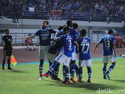 Itu menjadi gol keenam Bauman di Liga 1 2018. Pemain Persib lainnya lantas merayakan gol itu bersama-sama di pinggir lapangan. Skor 1-0 bertahan hingga babak pertama berakhir. (Foto: Wisma Putra/detikSport)