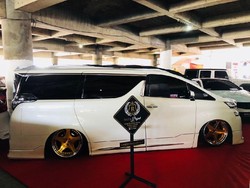 Pesona Toyota Vellfire di Tangan Zahroni