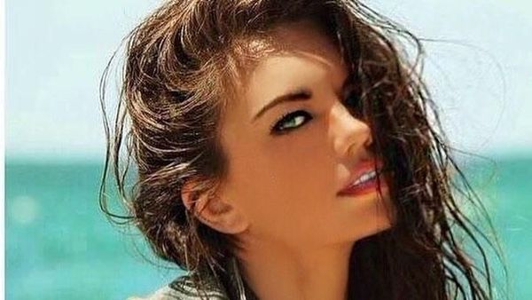 Cantiknya Mara Martin, Model yang Menyusui Bayi di Catwalk