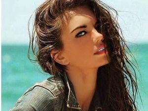 Cantiknya Mara Martin, Model yang Menyusui Bayi di Catwalk