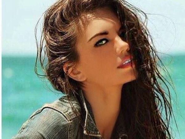 Cantiknya Mara Martin, Model yang Menyusui Bayi di Catwalk