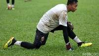 Awan Setho melakukan peregangan saat latihan bersama Bhayangkara FC.