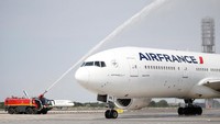 Setelah menjuarai Piala Dunia 2018 di Rusia, timnas Prancis tiba di Paris pada Senin (16/7/2018). Pesawat Air France yang mereka tumpangi mendapatkan Water Salute sebagai bentuk penghormatan dari pihak Bandara Charles de Gaulle. Foto: Pascal Rossignol/Reuters