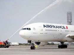 Setelah menjuarai Piala Dunia 2018 di Rusia, timnas Prancis tiba di Paris pada Senin (16/7/2018). Pesawat Air France yang mereka tumpangi mendapatkan Water Salute sebagai bentuk penghormatan dari pihak Bandara Charles de Gaulle. Foto: Pascal Rossignol/Reuters