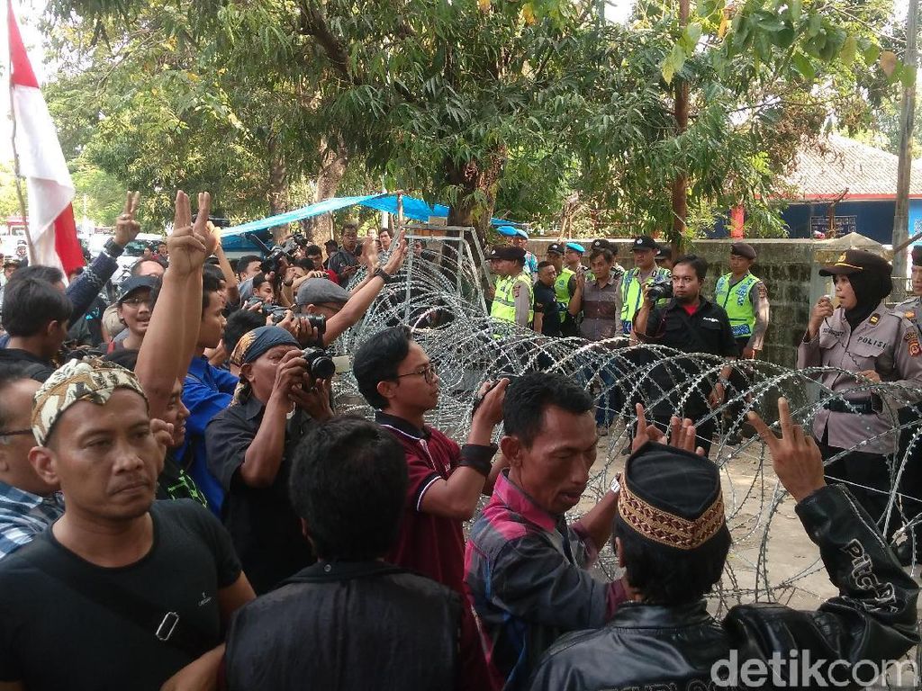 Massa Geruduk KPU Pertanyakan Surat Suara Pilbup Cirebon Hilang