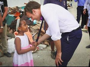 Foto Kedekatan Presiden Prancis dengan Anak-anak