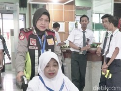 Saat Polisi Amankan dan Layani Calhaj di Asrama Haji Surabaya