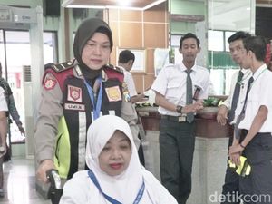 Saat Polisi Amankan dan Layani Calhaj di Asrama Haji Surabaya Saat Polisi Amankan dan Layani Calhaj di Asrama Haji Surabaya