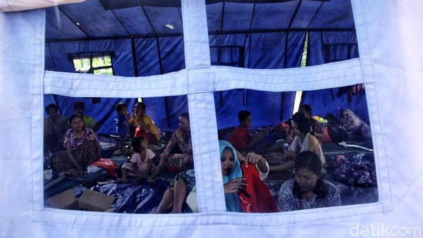 Warga Korban Kebakaran Sunter Agung Mengungsi di Tenda