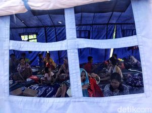 Warga Korban Kebakaran Sunter Agung Mengungsi di Tenda Warga Korban Kebakaran Sunter Agung Mengungsi di Tenda