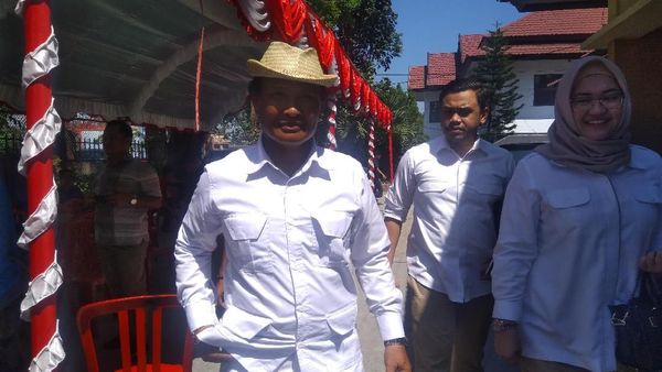 Gaya Nyentrik Daeng Aziz Bos Kalijodo Daftar Caleg Gerindra