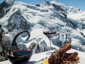 Wuiih! Begini Nih Sensasi Makan di Atas Gunung Salju Setinggi 3.842 M Wuiih! Begini Nih Sensasi Makan di Atas Gunung Salju Setinggi 3.842 M